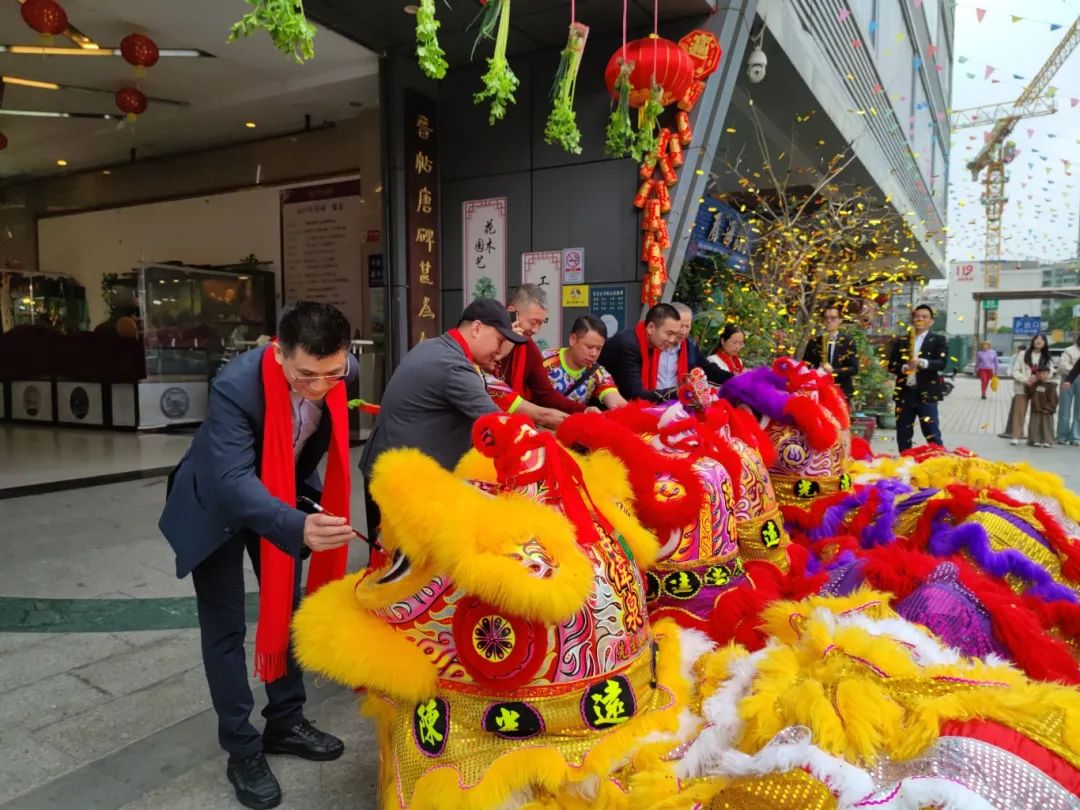 花地湾古玩城醒狮旺场，财到、福到~